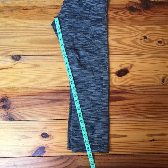 Lululemon Athletica Grey Navy Geometric Capris Leggings, EUC, 6 - Picture 7 of 14